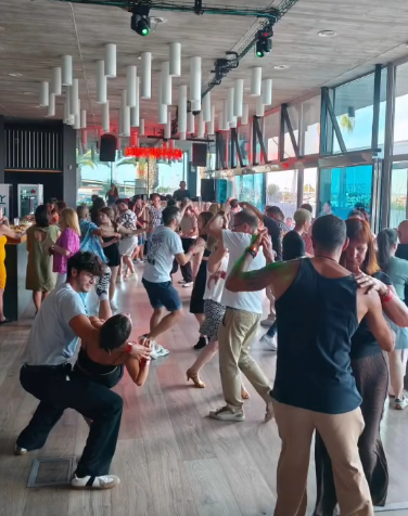 Vista amplia de Algues Club con numerosas parejas bailando en El Social